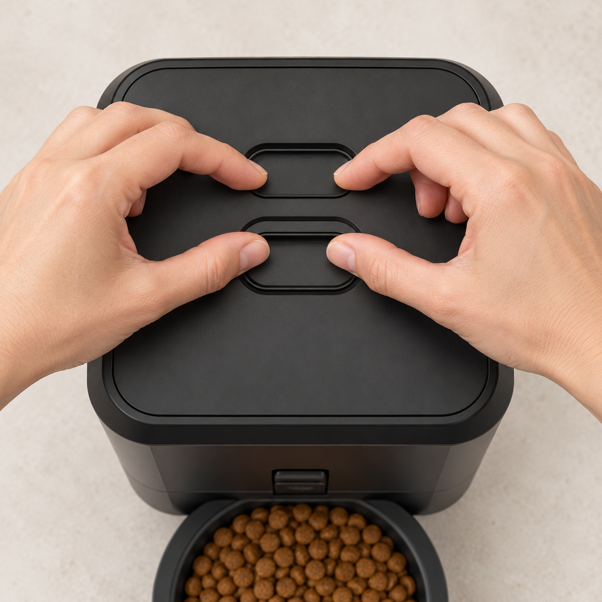 Pace feeder — lid feature